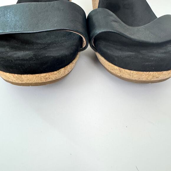 UGG Womens Zoe II Wedge Sandal Size 10 Leather MInimal Cushioned Comfort Black - Picture 6 of 10